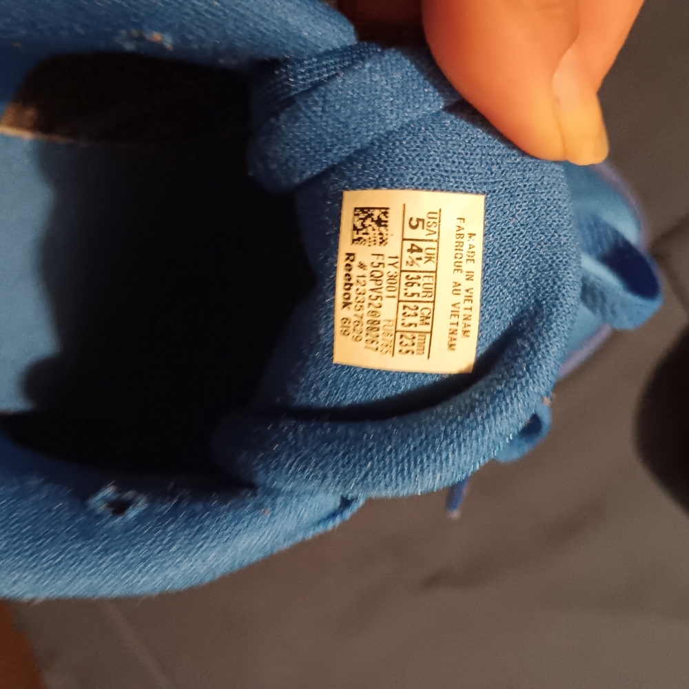 Tennis shoes